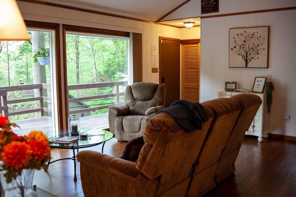 Lakeside Retreat: Pet-Friendly Cabin with Hot Tub & Outdoor Activities Mount Gretna Exterior photo