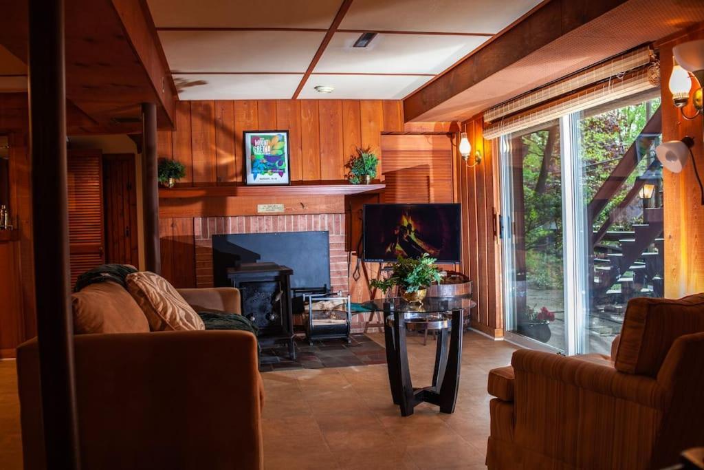 Lakeside Retreat: Pet-Friendly Cabin with Hot Tub & Outdoor Activities Mount Gretna Exterior photo