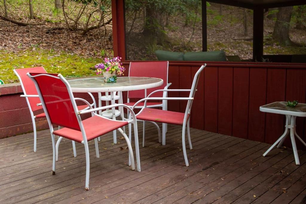 Lakeside Retreat: Pet-Friendly Cabin with Hot Tub & Outdoor Activities Mount Gretna Exterior photo